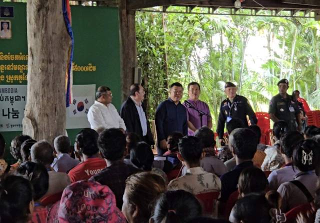 정명규 재캄보디아한인회장이 교민들과 소통하고 있다. 사진 제공=재캄보디아한인회