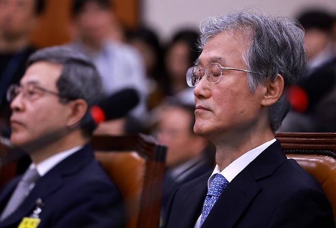 조희대 대법원장이 13일 국회에서 열린 법제사법위원회 국정감사에 출석해 여야 의원들의 설전을 지켜보다 눈을 감고 있다. ⓒ 연합뉴스