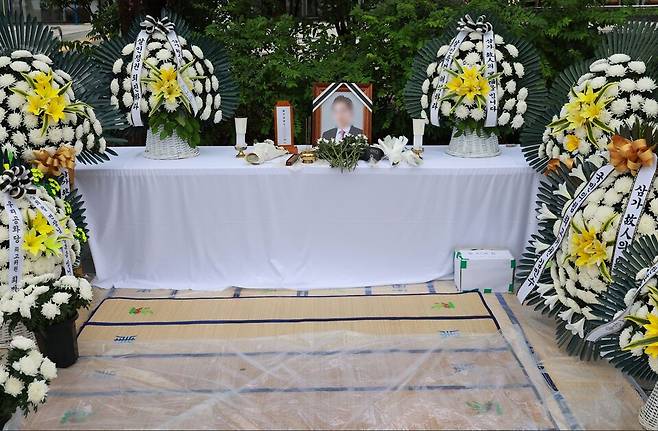 10월13일 민중기 특별검사팀 사무실이 있는 서울 광화문 KT웨스트빌딩 앞 인도에 '양평 공흥지구 특혜 의혹'과 관련해 수사받다 숨진 채 발견된 양평군 공무원 A씨의 분향소가 마련돼 있다. 이 분향소는 전날 신자유연대와 국민의힘평당원협의회 관계자들이 설치했다. ⓒ 연합뉴스