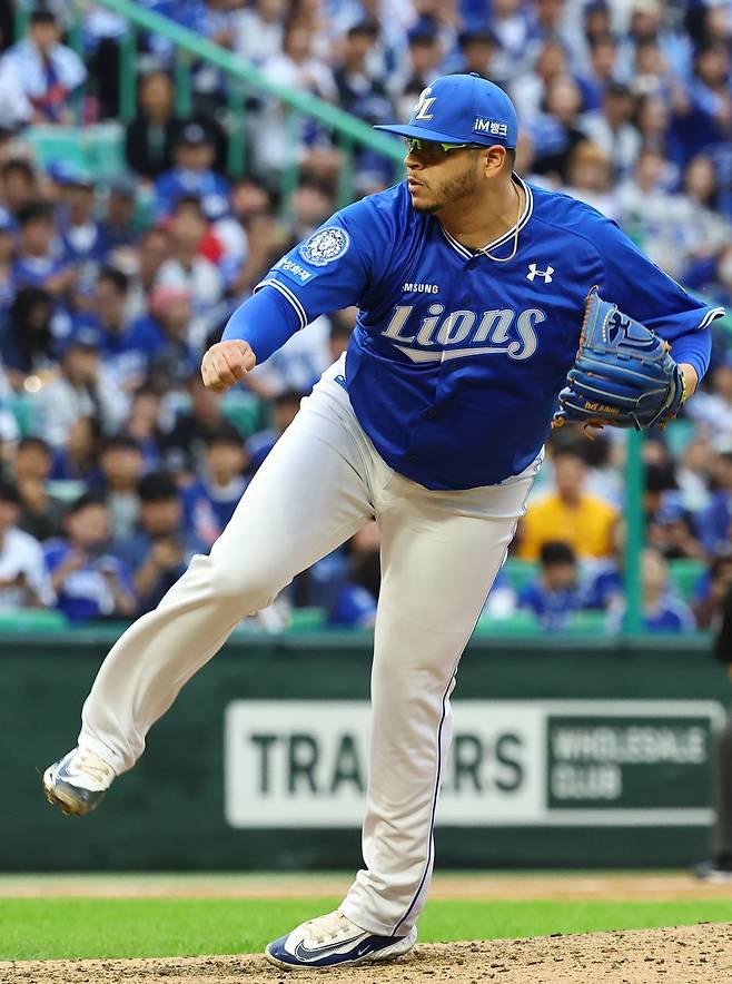 올해 정규시즌 홀드왕을 차지한 SSG 이로운은 7, 8회 등판이 익숙한 셋업맨이지만, 11일 삼성과 준PO 2차전서는 4회부터 마운드에 올라 삼성 타선을 봉쇄했다. 삼성은 에이스 아리엘 후라도를 준PO 2차전 9회말 투입했다. 내일이 없는 단기전 운용의 진수를 보여준 대목이다. 준PO 2차전서 역투하는 후라도. 뉴시스