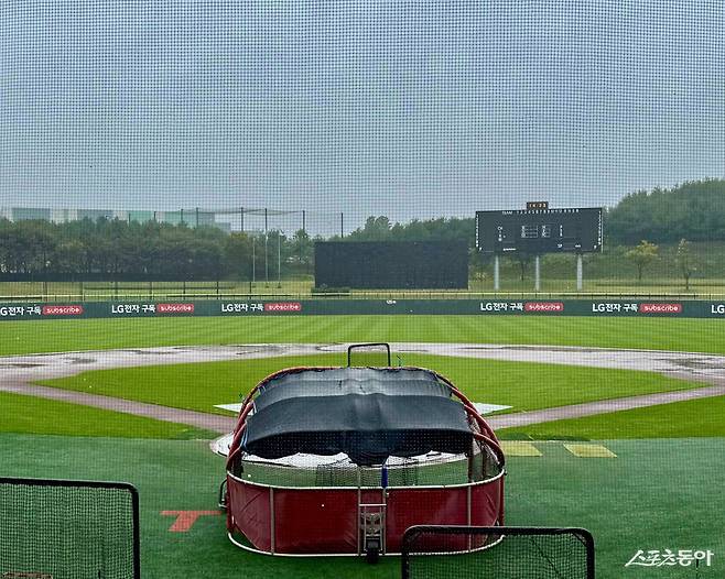 13일 이천 LG챔피언스파크에 비가 내리고 있다. 한국시리즈 대비 훈련 중인 LG는 비로 청백전 일정을 연기했다. 이천｜김현세 기자 kkachi@donga.com