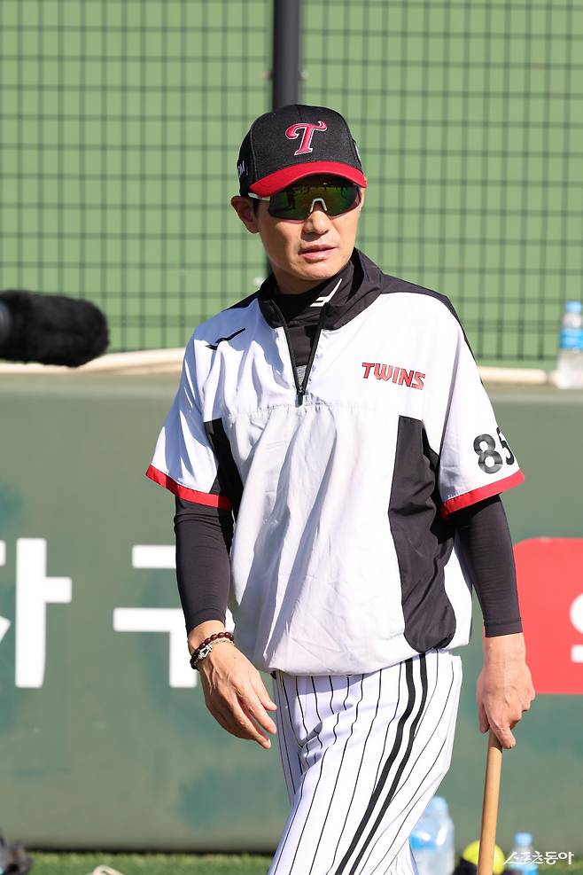 염경엽 LG 감독이 한국시리즈 대비 합숙 훈련이 진행되고 있는 이천 LG챔피언스파크에서 선수들을 지켜보고 있다. 사진제공|LG 트윈스