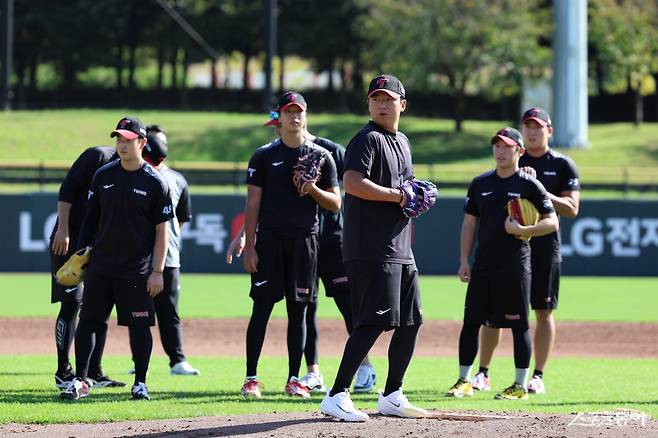 LG 송승기가 한국시리즈 대비 합숙 훈련이 진행되고 있는 이천 LG챔피언스파크에서 투구 동작을 취하고 있다. 사진제공｜LG 트윈스