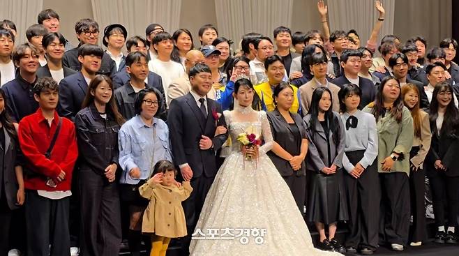 지난 12일 결혼식을 올린 개그맨 윤승현과 그의 아내이자 스피치 강사 오누리씨. 독자 제공