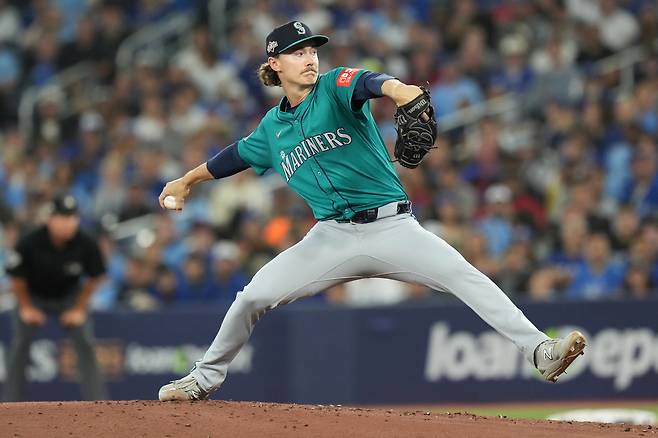 시애틀 브라이스 밀러가 13일 열린 아메리칸리그 챔피언십시리즈 1차전에 토론토를 상대로 선발 등판해 공을 던지고 있다.  AP연합뉴스