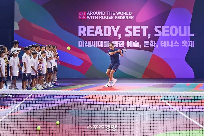 로저 페더러가 13일 서울 중구 신라호텔에서 열린 글로벌 패션 브랜드 유니클로(UNIQLO)의 이벤트에서 유소년 선수들 앞에서 시범을 보이고 있다. 유니클로 제공