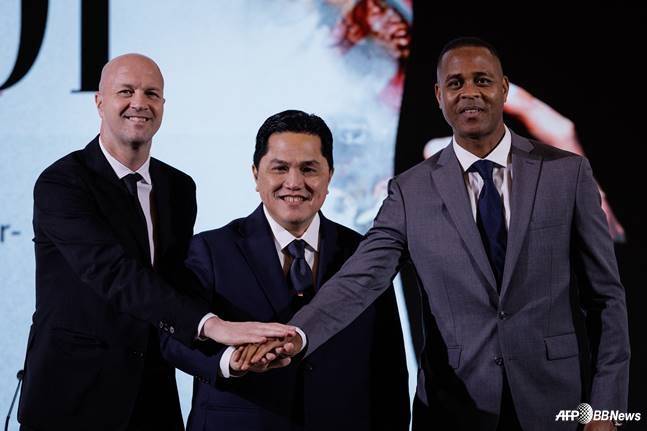 에릭 토히르(가운데) 인도네시아 축구협회장과 패트릭 클루이베르트(오른쪽) 감독, 조르디 크루이프. /AFPBBNews=뉴스1