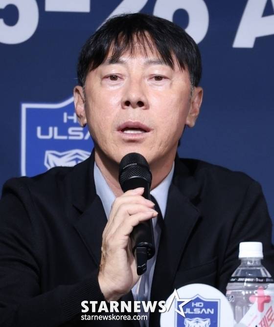 '2025-26 ACL 참가 K리그 4개팀 미디어데이'가 4일 서울 신문로 축구회관 2층 다목적회의실에서 열렸다.  울산 신태용 감독이 기자들의 질문에 답하고 있다. /사진=김진경 대기자