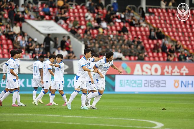 인천 유나이티드 김건희가 12일 탄천종합운동장에서 열린 성남FC전에서 전반 1분 코너킥 상황에서 선제골을 터뜨린 뒤 동료들의 축하를 받고 있다. /사진=인천 유나이티드 제공