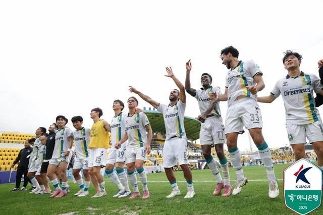 기뻐하는 안산 그리너스 선수들. /사진=한국프로축구연맹 제공