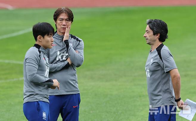 홍명보 한국 축구대표팀 감독(가운데). /사진=뉴시스 제공