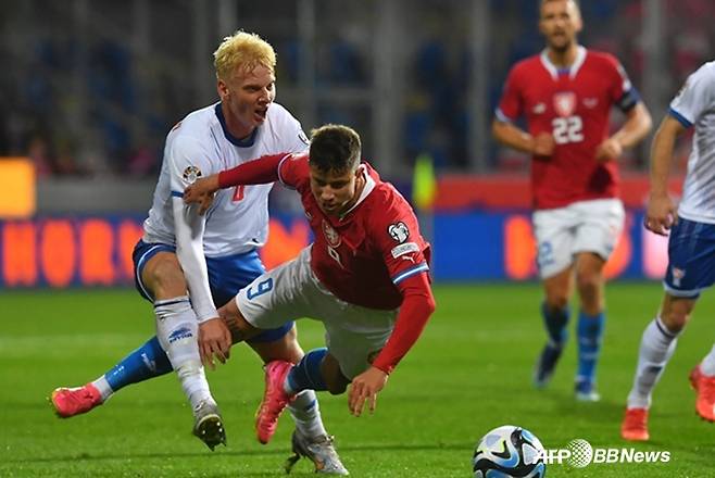 안드리아스 에드먼드슨(왼쪽)가 12일(현지시간) 페로제도 토르스하운의 토르스볼루르 경기장에서 열린 '2026 국제축구연맹(FIFA) 북중미 월드컵' 유럽예선 L조 7차전에서 체코 선수와 경합을 펼치고 있다. /AFPBBNews=뉴스1