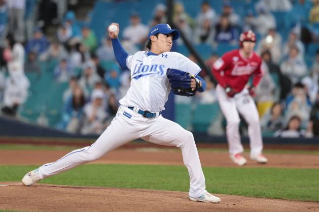 삼성 원태인이 13일 준PO 3차전에서 1회초 투구를 펼치고 있다. /사진=삼성 라이온즈 제공