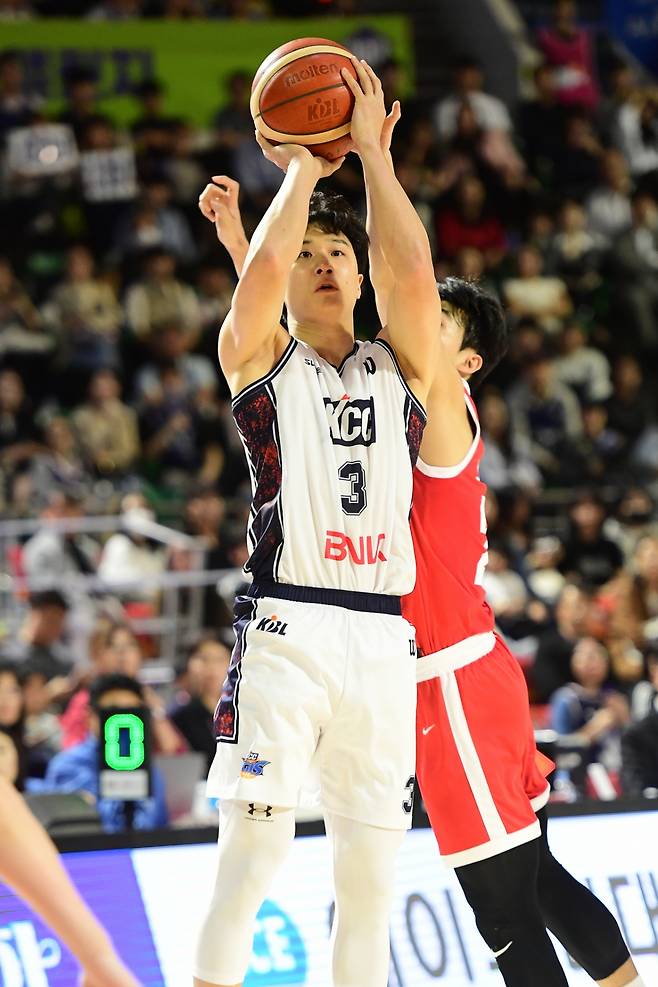 허웅(왼쪽)이 13일 오후 7시 서울 잠실학생체육관에서 열린 2025~2026시즌 LG전자 프로농구 정규리그에서 상대 수비를 피해 슛을 날리고 있다. /사진=KBL 제공