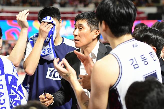 이상민(가운데) 부산KCC 감독이 13일 오후 7시 서울 잠실학생체육관에서 열린 2025~2026시즌 LG전자 프로농구 정규리그 중 선수들에게 작전지시하고 있다. /사진=KBL 제공