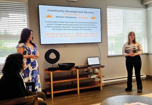 발달장애인 크리스타 밀른 씨(오른쪽)가 유니티의 자기 옹호 그룹 일원으로서 푸르메재단 조사단에게 유니티를 소개하고 있다. 푸르메재단 제공&nbsp;