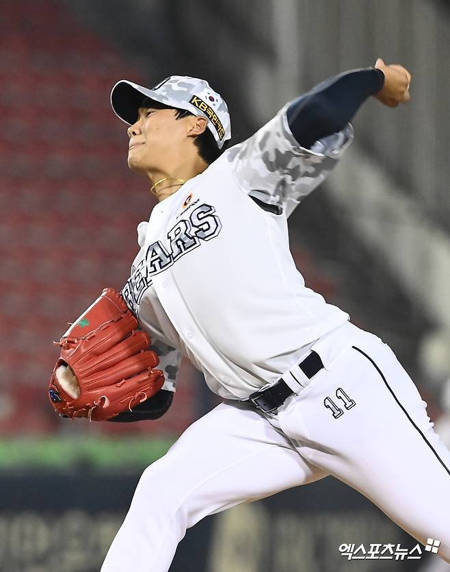 24일 오후 서울 송파구 잠실야구장에서 열린 '2021 신한은행 SOL KBO리그' 키움 히어로즈와 두산 베어스의 경기, 11회초 두산 남호가 공을 힘차게 던지고 있다. 엑스포츠뉴스 DB