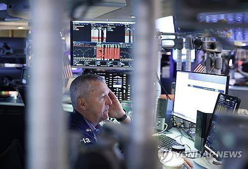 뉴욕증권거래소의 트레이더 [UPI 연합뉴스 자료사진. 재판매 및 DB 금지]