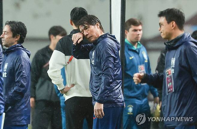빗물 닦는 홍명보 감독 (서울=연합뉴스) 이동해 기자 = 10일 서울 마포구 서울월드컵경기장에서 열린 한국과 브라질 축구 대표팀의 친선경기. 5-0으로 패배한 한국 홍명보 감독이 빗물을 닦고 있다. 2025.10.10 eastsea@yna.co.kr