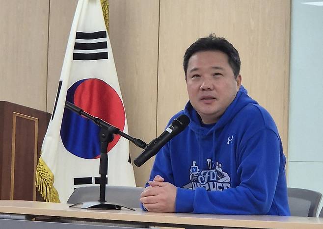 기자회견에서 답변하는 삼성 박진만 감독 (대구=연합뉴스) 김경윤 기자 = 박진만 삼성 라이온즈 감독이 13일 대구삼성라이온즈파크에서 열리는 2025 프로야구 준플레이오프 3차전 SSG 랜더스와 홈 경기를 앞두고 답변하고 있다. 2025.10.13. cycle@yna.co.kr