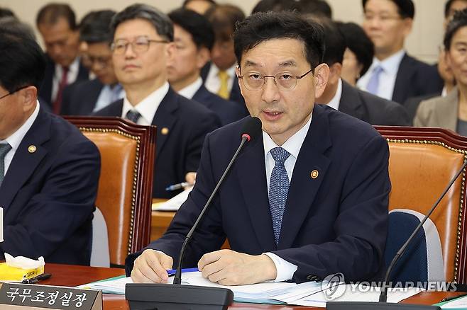 질의 답변하는 윤창렬 국무조정실장 (서울=연합뉴스) 임화영 기자 = 윤창렬 국무조정실장이 13일 서울 국회에서 열린 정무위원회 국정감사에서 질의에 답변하고 있다. 2025.10.13 hwayoung7@yna.co.kr