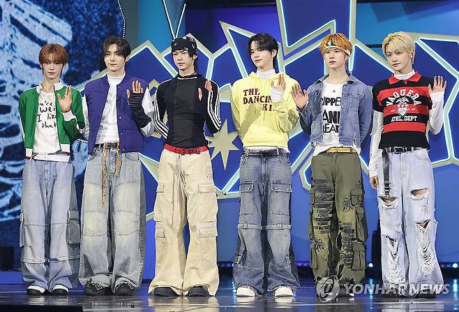 4번째 미니앨범 발표한 투어스 (서울=연합뉴스) 이재희 기자 = 그룹 투어스(TWS)가 13일 서울 광진구 예스24라이브홀에서 열린 네 번째 미니앨범 '플레이 하드'(play hard) 언론 공개회에서 포즈를 취하고 있다. 2025.10.13 scape@yna.co.kr