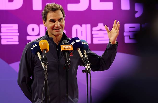 13일 유니클로 행사에 참석한 페더러. (서울=연합뉴스) 이동해 기자 = 13일 서울 중구 신라호텔에서 열린 '로저 페더러와 함께하는 세계 여행'에 참석한 페더러가 인사하고 있다. 2025.10.13
    eastsea@yna.co.kr
(끝)