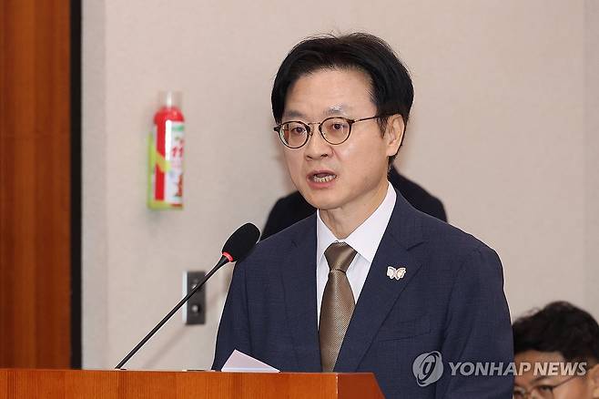 업무보고하는 김정관 산업부 장관 (서울=연합뉴스) 임화영 기자 = 김정관 산업통상부 장관이 13일 서울 국회에서 열린 산업통상자원중소벤처기업위원회 국정감사에서 업무보고를 하고 있다. 2025.10.13 hwayoung7@yna.co.kr