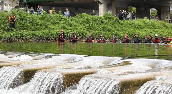 14일 의정부시 중랑천에서 중앙119구조본부 대원들이 전날 불어난 물에 빠져 실종된 중학생 A군을 찾기위한 수중수색 작업을 진행하고 있다.김태완 기자 lift@kihoilbo.co.kr