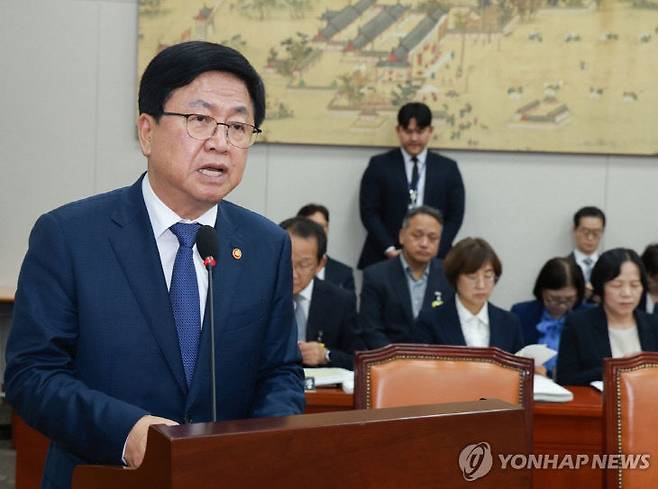 14일 서울 여의도 국회에서 열린 교육부, 국가교육위원회 등에 대한 교육위원회 국정감사에서 최교진 교육부 장관이 기관보고를 하고 있다. /연합뉴스 제공