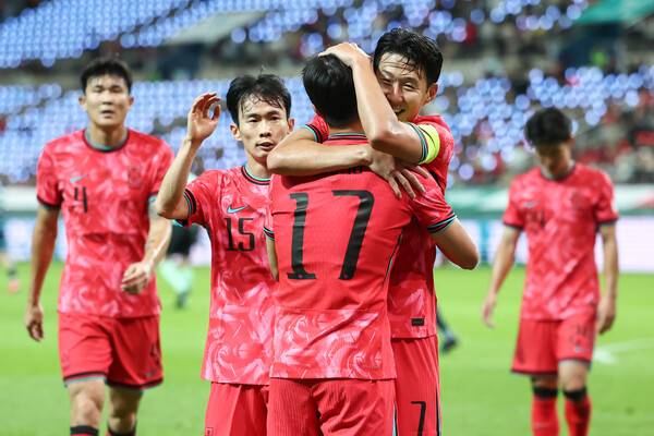 14일 서울 마포구 서울월드컵경기장에서 열린 한국과 파라과이 축구 대표팀의 친선경기. 엄지성이 선제골을 넣은 뒤 손흥민과 함께 기뻐하고 있다. 연합뉴스