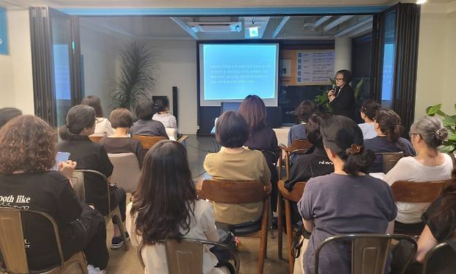 '동명책방'에서 작가 이화경과 함께 노벨문학상 수상작가의 작품을 탐구하는 '명작 순례'를 진행한다. /광주문화재단 제공