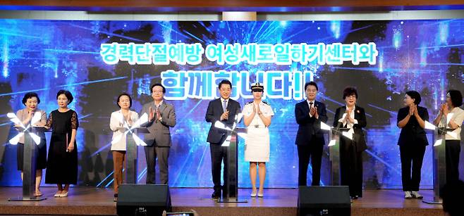 김영록 전라남도지사가 지난달 19일 목포 신안비치호텔에서 열린 2025년 제3회 여성 일자리 박람회에서 주요 내빈들과 여성의 경제활동을 응원하는 퍼포먼스를 하고 있다. /전남도 제공