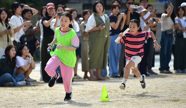 대구 서구가 학교 체육관과 운동장 등 체육시설을 주민들에게 개방할 수 있도록 제도적 근거를 지역 최초로 마련했다. 사진은 대구 중구 대구수창초등학교 운동장에서 열린 가을운동회에서 어린이들과 학부모들이 함께 다양한 경기를 하며 즐거운 시간을 보내고 있다. 대구일보 DB