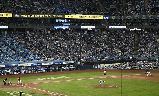4일 오후 대구 삼성라이온즈파크에서 열린 2025 프로야구 KBO리그 포스트시즌 준플레이오프 4차전 삼성 라이온즈와 SSG 랜더스의 경기에서 삼성팬들이 열띤 응원을 벌이고 있다. 이윤호기자 yoonhohi@yeongnam.com