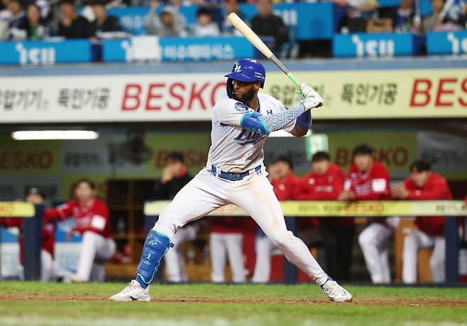 14일 대구 삼성라이온즈파크에서 열린 2025 KBO 프로야구 포스트시즌 준플레이오프 4차전 SSG 랜더스와 삼성 라이온즈의 경기. 8회말 2사 1루 삼성 디아즈가 2점 홈런을 치고 있다. 연합뉴스