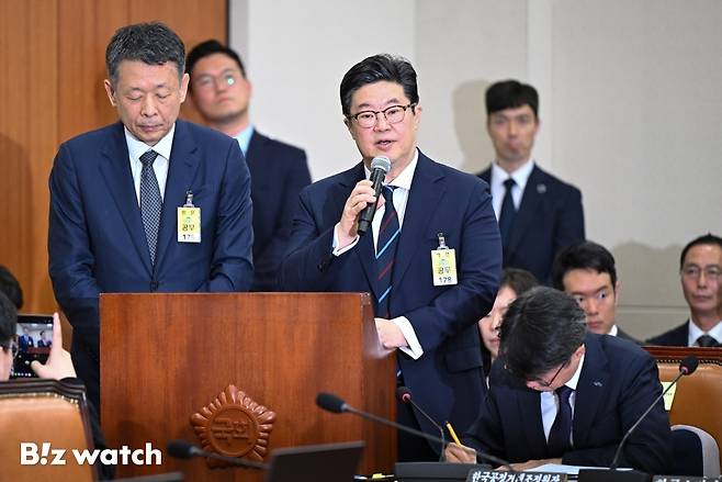 김병주 MBK파트너스 회장이 14일 오후 서울 여의도 국회에서 열린 정무위원회 국정감사에 증인으로 출석하고 있다./사진=이명근 기자 qwe123@