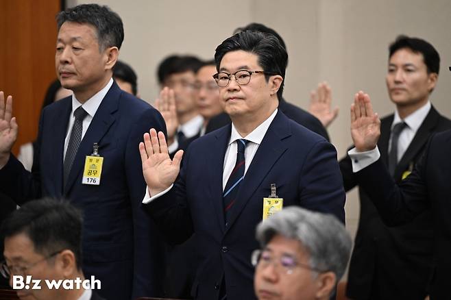 김병주 MBK파트너스 회장이 14일 오후 서울 여의도 국회에서 열린 정무위원회 국정감사에 증인으로 출석하고 있다./사진=이명근 기자 qwe123@