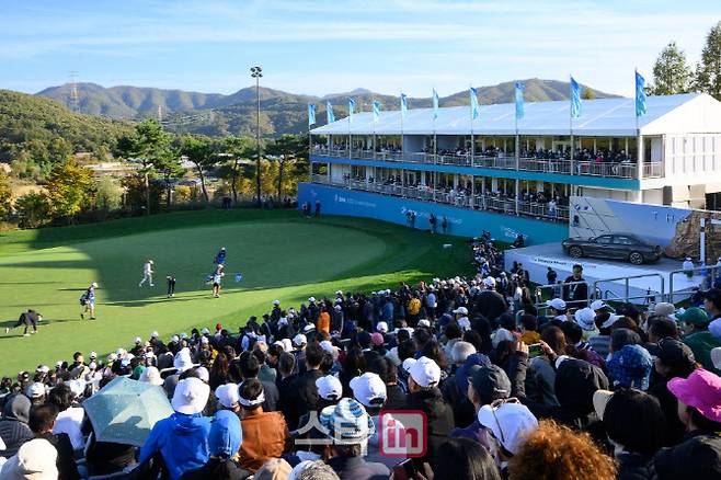 2024년 경기도 파주시 서원밸리 컨트리클럽에서 열린 BMW 레이디스 챔피언십의 18번 관람석을 가득 메운 갤러리가 경기를 보고 있다. (사진=BMW 레이디스 챔피언십 조직위)