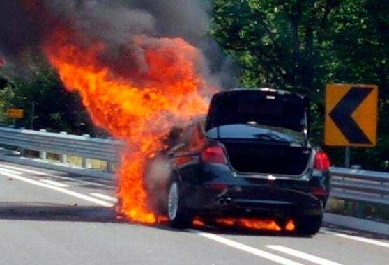 2018년 8월 2일 오전 11시 47분쯤 강원도 원주시 영동고속도로에서 BMW 520d 차량 엔진 부분에서 불이 나 차량이 타고 있다. (사진=강원지방경찰청)