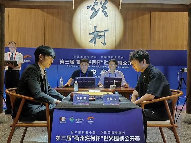 신진서 9단과 당이페이 9단이 대국을 벌이고 있다.(사진 한국기원 제공)