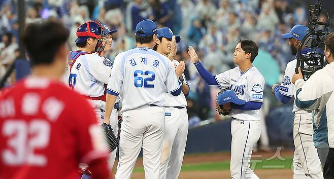 13일 오후 대구 삼성라이온즈파크에서 열린 프로야구 2025 신한 SOL뱅크 KBO 준플레이오프 3차전 SSG 랜더스와 삼성 라이온즈의 경기, 5대3 승리를 거둔 삼성 선수들이 기쁨을 나누고 있다. 2025.10.13/뉴스1 ⓒ News1 김진환 기자