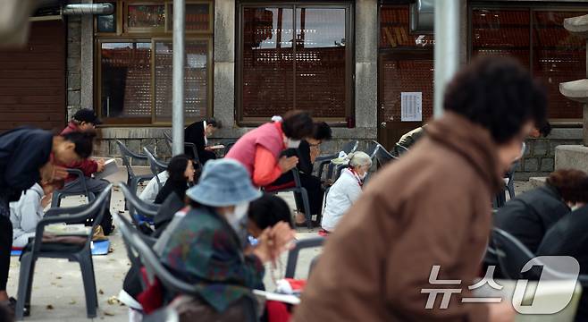 2026학년도 대학수학능력시험을 30일 앞둔 14일 오후 서울 강북구 삼각산 도선사에서 학부모들이 불자들이 자녀의 학업 성취를 기원하며 기도하고 있다. 2025.10.14/뉴스1 ⓒ News1 황기선 기자