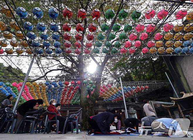 2026학년도 대학수학능력시험을 30일 앞둔 14일 오후 서울 강북구 삼각산 도선사에서 학부모들이 불자들이 자녀의 학업 성취를 기원하며 기도하고 있다. 2025.10.14/뉴스1 ⓒ News1 황기선 기자