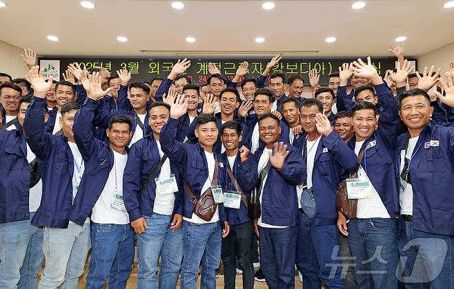 캄보디아 외국인 계절근로자 환영식.(괴산군 제공. 재판매 및 DB금지)/뉴스1
