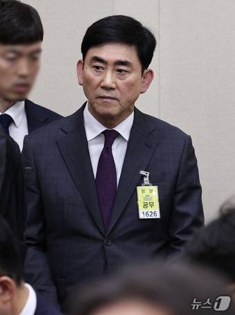 송종화 교촌F&B 대표가 14일 오후 서울 여의도 국회에서 열린 정무위원회 국정감사에 증인으로 출석하고 있다. 2025.10.14/뉴스1 ⓒ News1 구윤성 기자