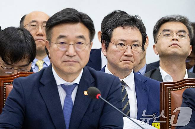 이재용 국가정보자원관리원장이 14일 서울 여의도 국회에서 열린 행정안전위원회의 행정안전부 등에 대한 국정감사에서 의원질의를 듣고 있다. 왼쪽 앞은 윤호중 행정안전부 장관. 2025.10.14/뉴스1 ⓒ News1 유승관 기자