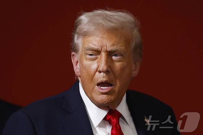 도널드 트럼프 미국 대통령이 13일(현지시간) 이집트 샤름엘셰이크에서 열린 가자지구 전쟁 종식을 위한 평화안 협정 서명 뒤 열린 기자회견에서 발언하고 있다. 2025.10.13. ⓒ 로이터=뉴스1 ⓒ News1 류정민 특파원