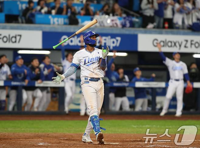 14일 오후 대구 삼성라이온즈파크에서 열린 프로야구 2025 신한 SOL뱅크 KBO 준플레이오프 4차전 삼성 라이온즈와 SSG 랜더스의 경기, 삼성 4번타자 디아즈가 8회말 2사 1루 상황에서 우월 2점 홈런을 터뜨리고 있다. 2025.10.14/뉴스1 ⓒ News1 공정식 기자