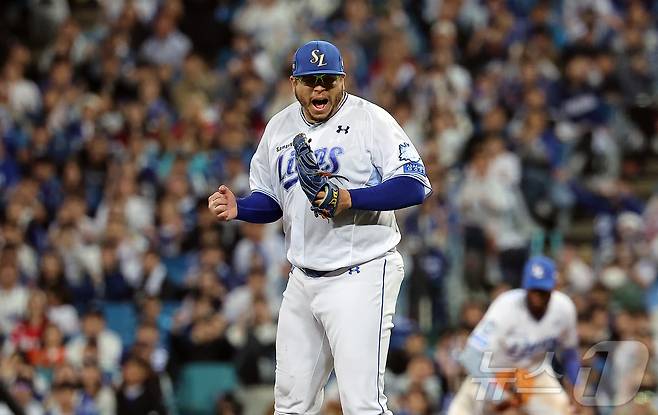 14일 오후 대구 삼성라이온즈파크에서 열린 프로야구 2025 신한 SOL뱅크 KBO 준플레이오프 4차전 SSG 랜더스와 삼성 라이온즈의 경기, 삼성 선발 후라도가 7회초 2사 1루 SSG 김성욱을 유격수 앞 땅볼로 처리한 뒤 포효하고 있다. 2025.10.14/뉴스1 ⓒ News1 김진환 기자